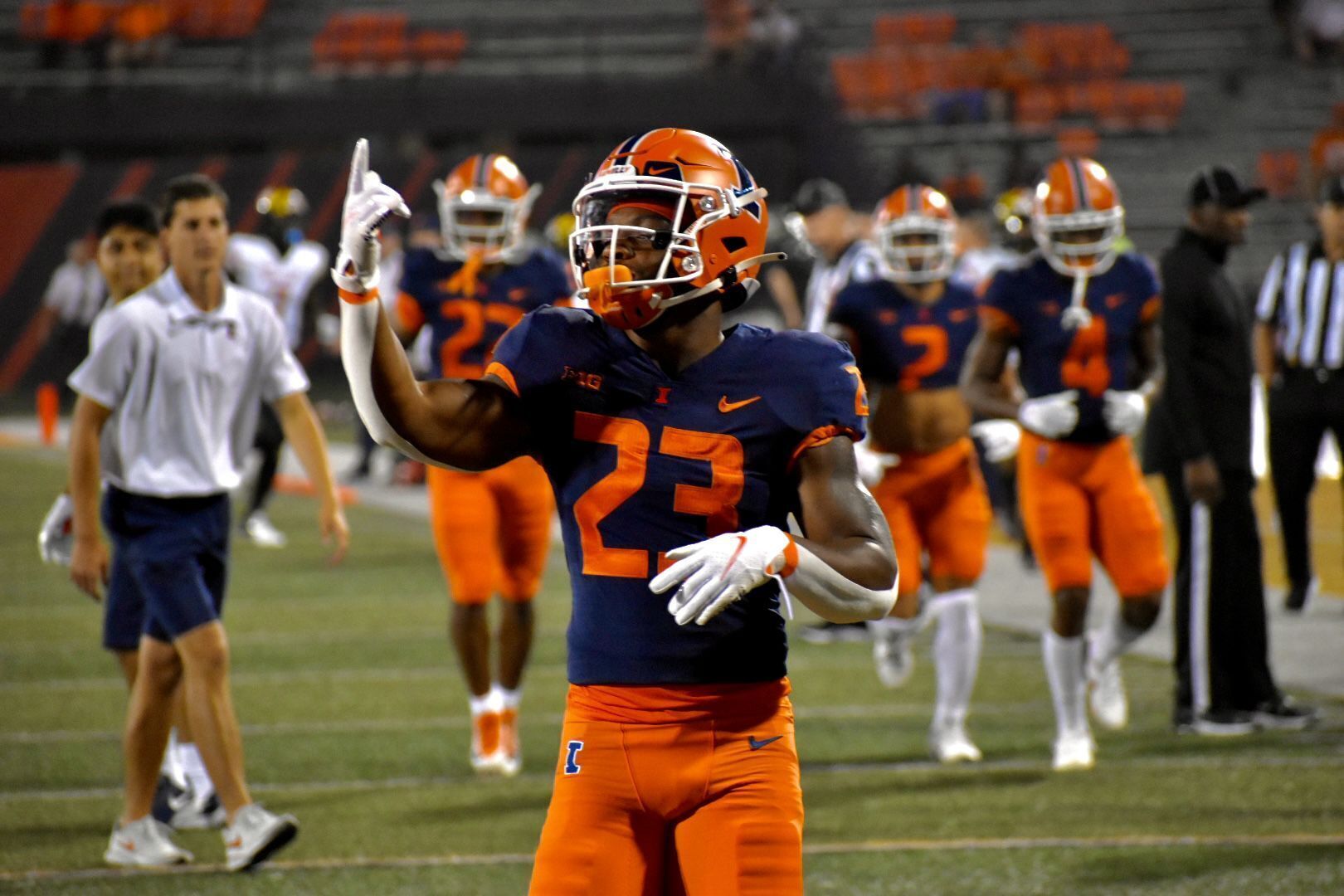 PHOTOS: Illinois warms up against Maryland